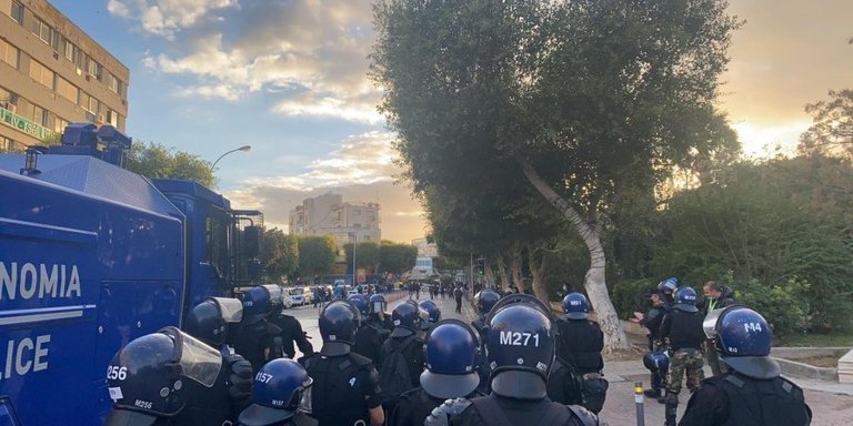 Полицейские Кипра сдали дубинки, щиты и шлемы в знак протеста против обвинений в насилии: фото 2