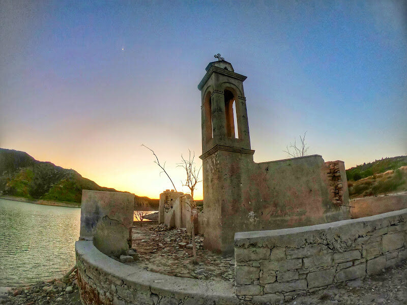 Руины церкви святого Николая в деревне Аласса