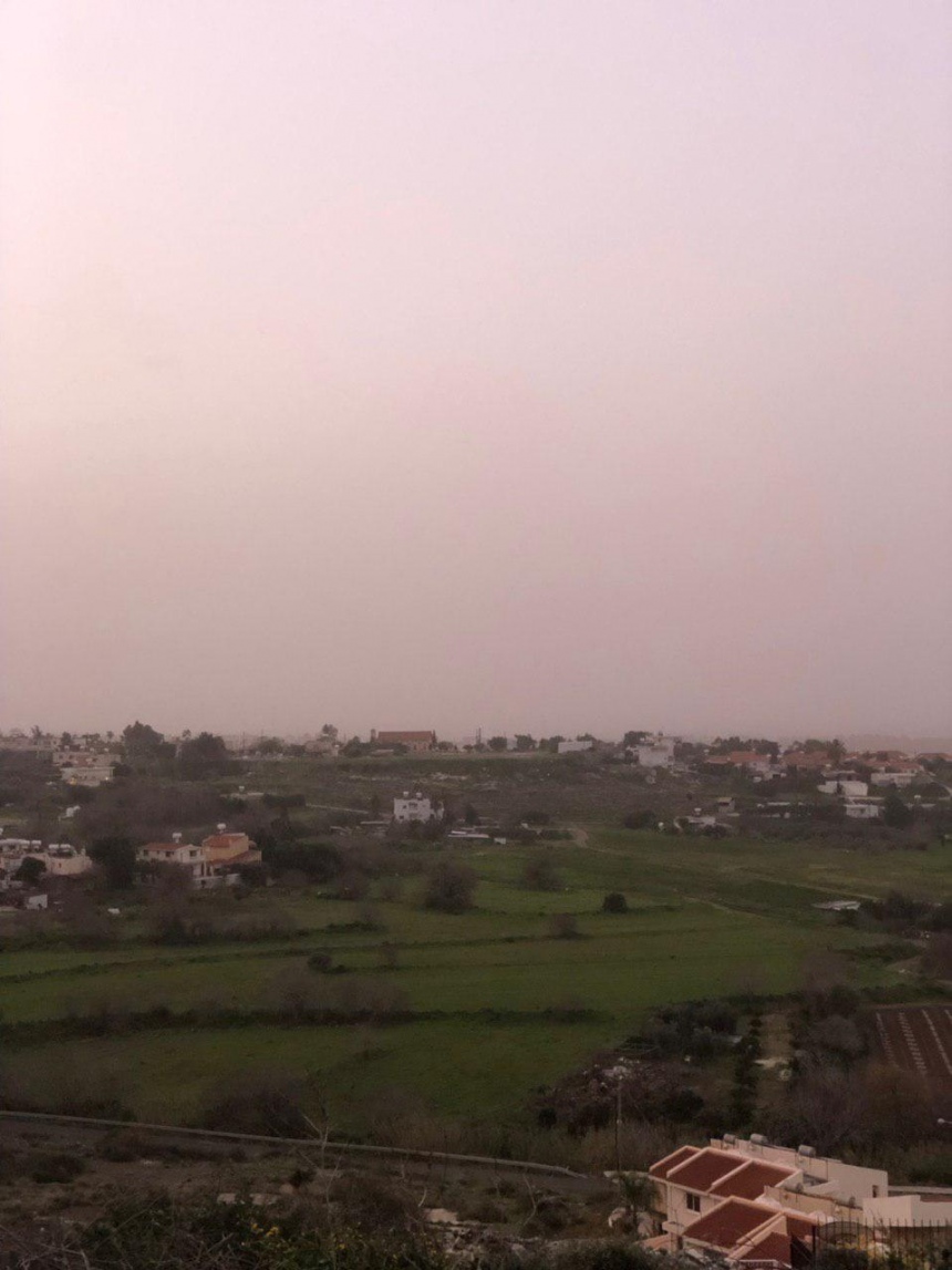 На Кипр обрушилась пылевая буря из Африки: фото 3