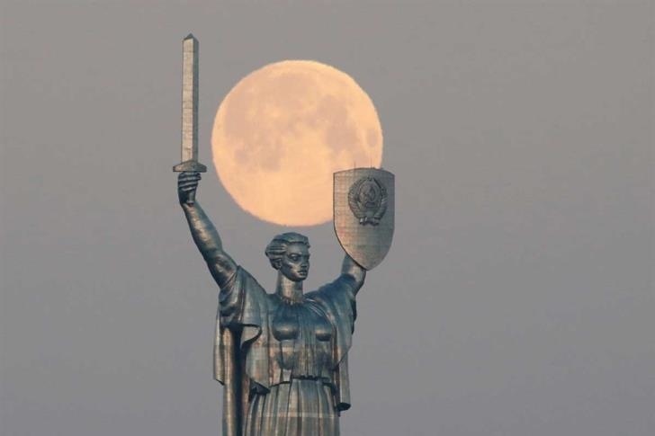 Ночью жители Кипра наблюдали Розовую Луну: фото 6