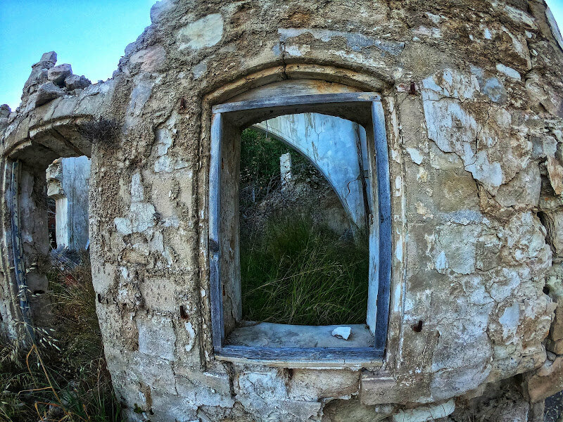 Окно одного из домов в старой Телетре
