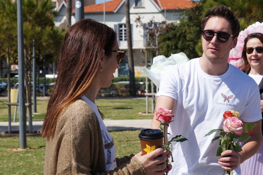 Редакция Cyprus Butterfly подарила жительницам Лимассола на 8 марта сотни роз: фото 15