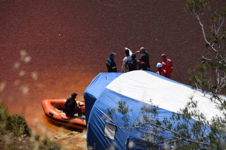 Из "Кровавого озера" достали чемодан с телом жертвы кипрского маньяка: фото 2