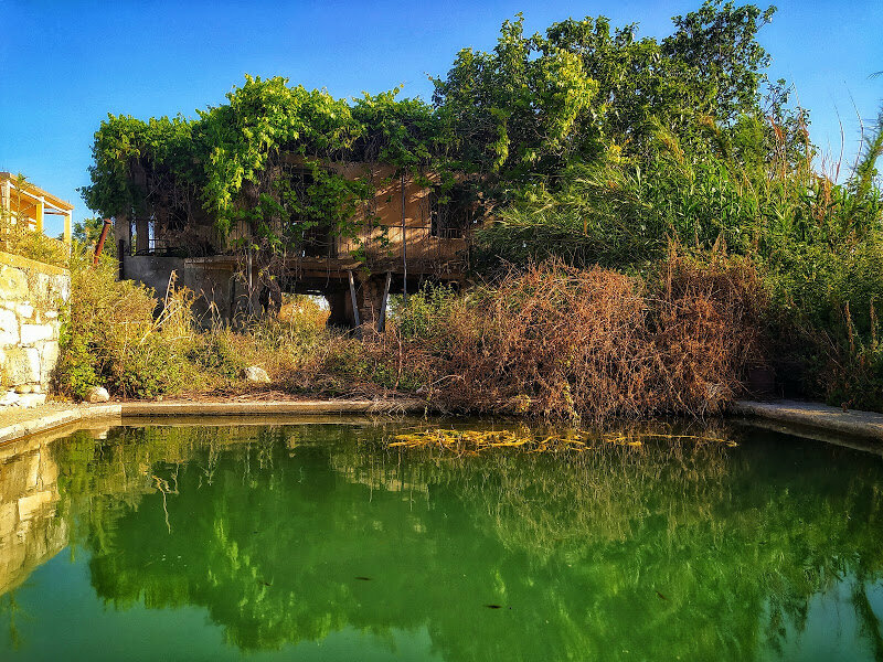 Дом у водного сооружения в деревне Киос