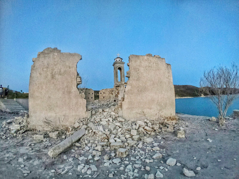Руины церкви Николая Чудотворца в Алассе. Стена разрушенная потоком воды.