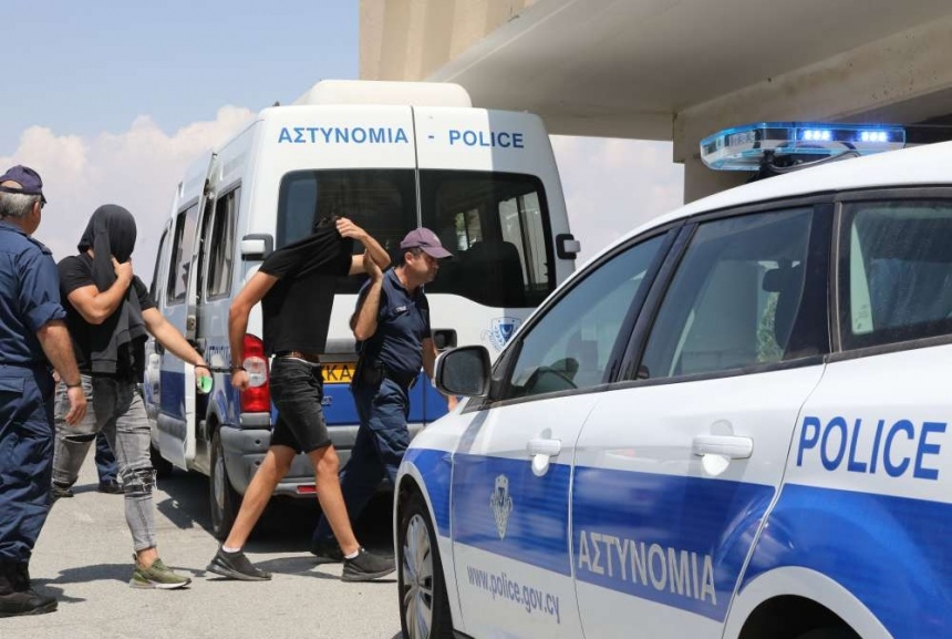 Дело о групповом изнасиловании на Кипре: пятеро на свободе, семерых оставили под стражей : фото 3