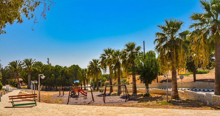 Отдых в тени кипрской сосны: парк с красочной детской площадкой в деревне Куклия на Кипре: фото 8