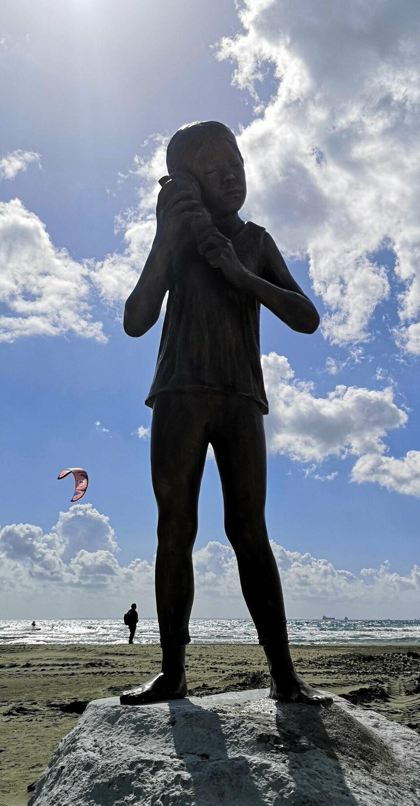На пляже Лимассола появилась новая скульптура Йоты Иоанниду «Ракушка»: фото 2