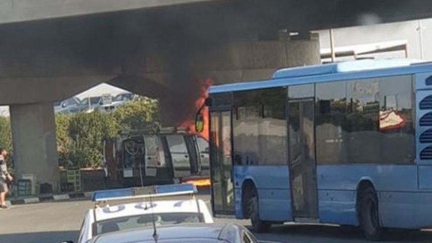 На Кипре во время движения загорелась машина: фото 2