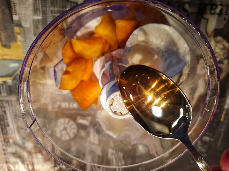 Мороженое и абрикосы поливаю медем