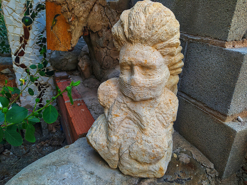 Скульптура женщины с завязанным ртом