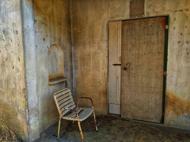 Старый стул стоящий у порога двери