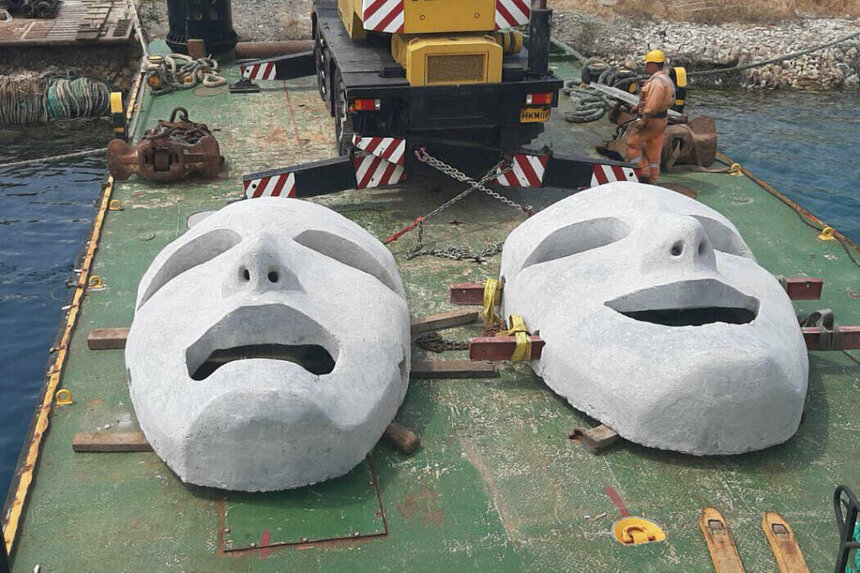 В Лимассоле спустили в море две огромные карнавальные маски: фото 3
