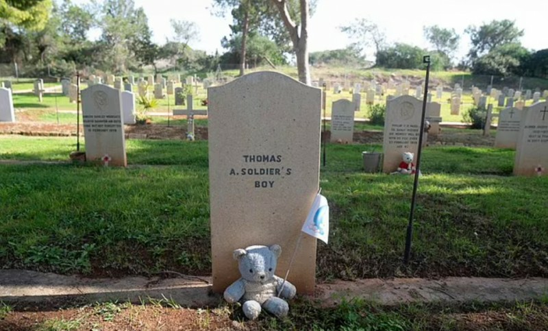 На могилах одного из кладбищ Кипра появились десятки плюшевых мишек: фото 2