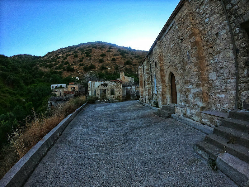Вид сбоку. Церковь в старой Телетре