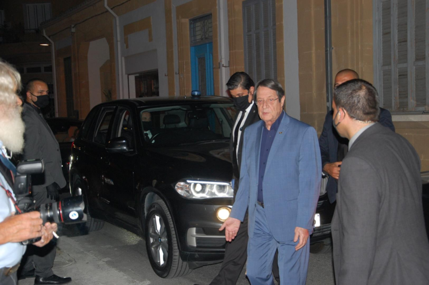 Президент Кипра и его семья отметили окончание карантина в столичной таверне        : фото 2