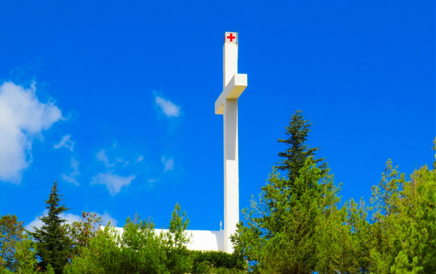 Крест у часовни Воздвижения Святого Креста в деревне Педулас на Кипре
