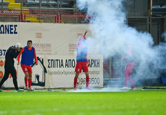 Петарада оглушила игрока во время футбольного матча в Ларнаке: фото 3