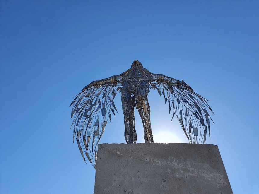 На набережной Айя-Напы установили скульптуру Икара: фото 5