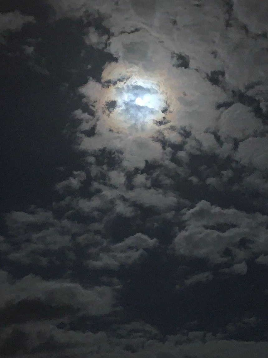 Ночью жители Кипра наблюдали Розовую Луну: фото 13