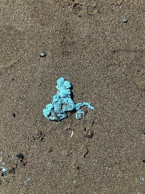Обнаружена причина загадочных пятен на пляже в Лимассоле (фото): фото 2