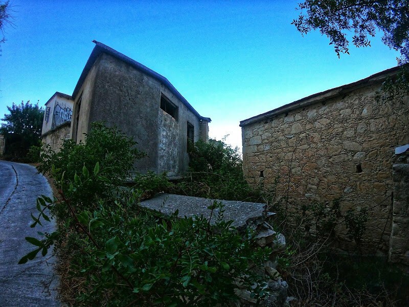 Дома вдоль дороги в деревне старая Телетра