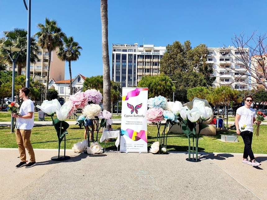 Редакция Cyprus Butterfly подарила жительницам Лимассола на 8 марта сотни роз: фото 10