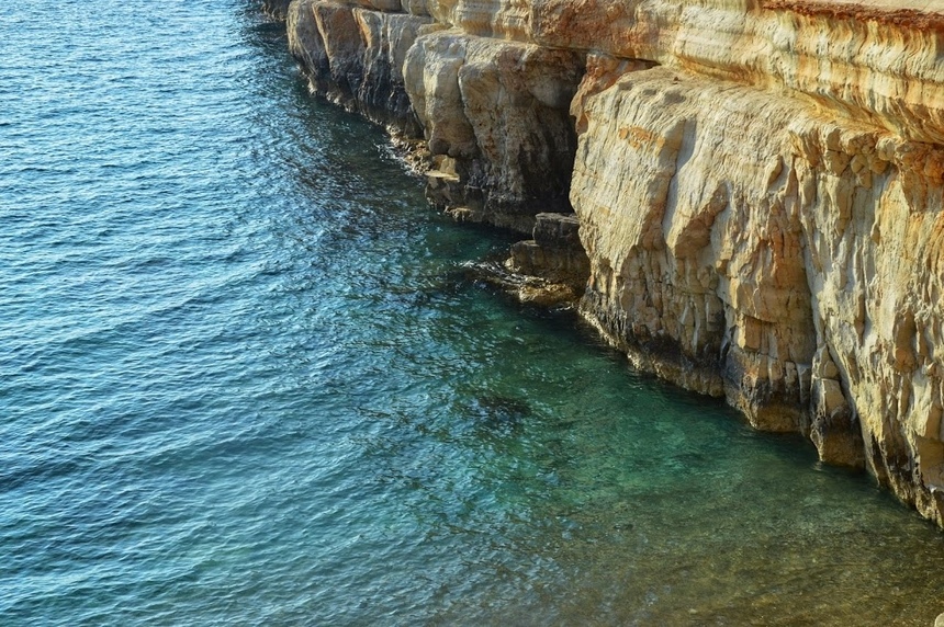 Морские величественные пещеры и белоснежные скалы вблизи Пафоса: фото 23