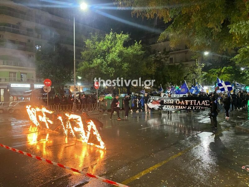 Кипрские студенты в Салониках провели акцию протеста у турецкого консульства: фото 4 Кипрские студенты в Салониках провели акцию протеста у турецкого консульства: фото 4