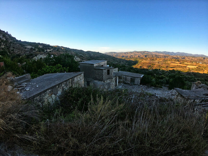Вид на деревню старая Телетра,который открывается с вершины холма, где стоит старая церковь