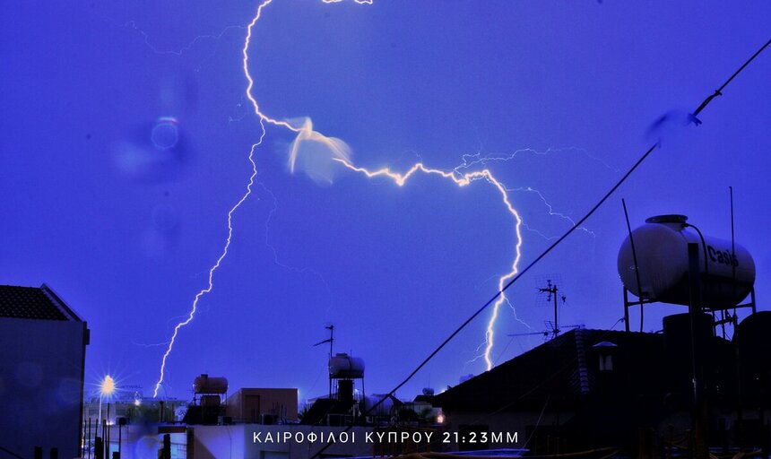 Адская молния на Кипре попала на видео: фото 6