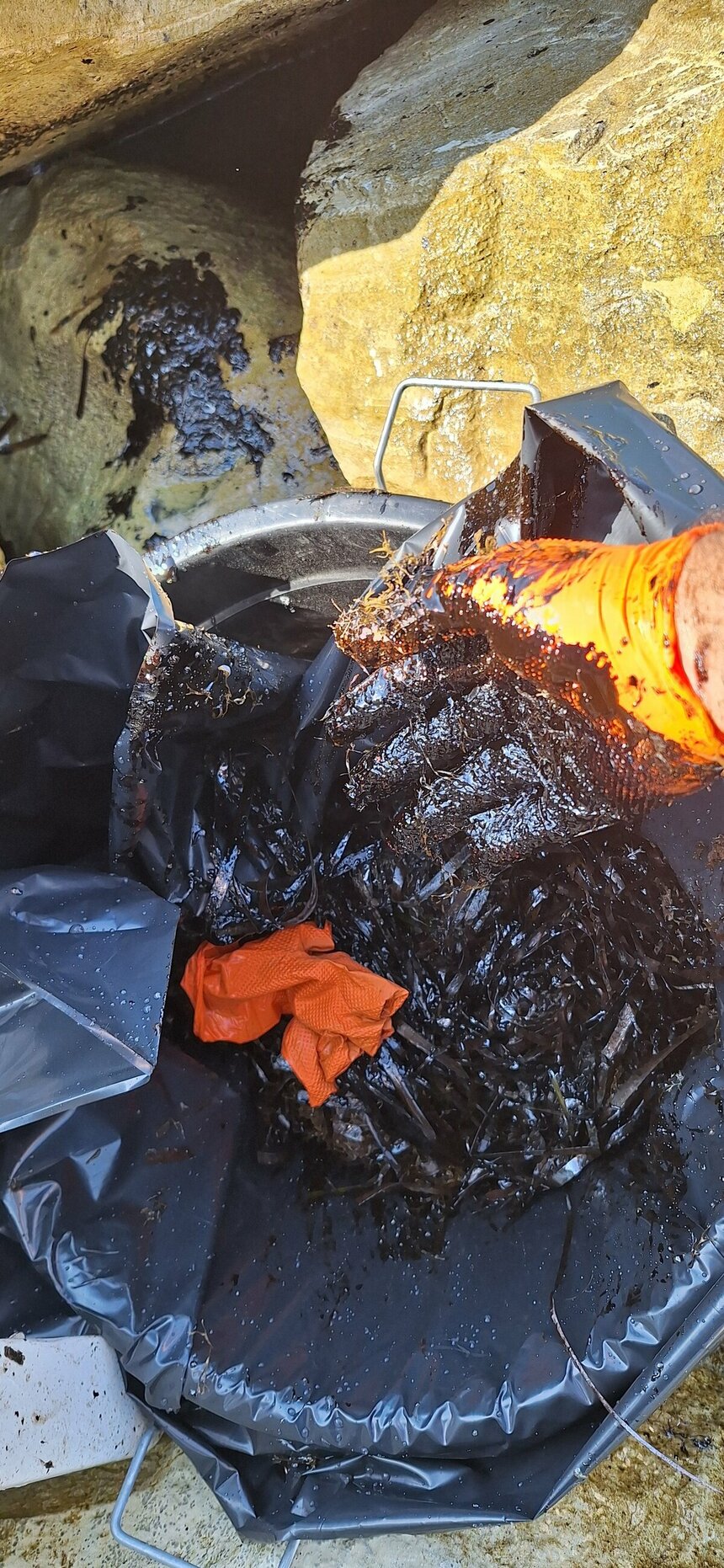 У побережья Лимассола оперативно ликвидировали пятно нефти: фото 4 У побережья Лимассола оперативно ликвидировали пятно нефти: фото 4