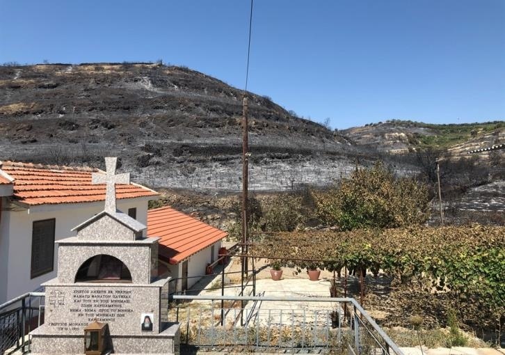 Крохотный кипрский монастырь чудом уцелел в крупном пожаре недалеко от Лимассола : фото 3