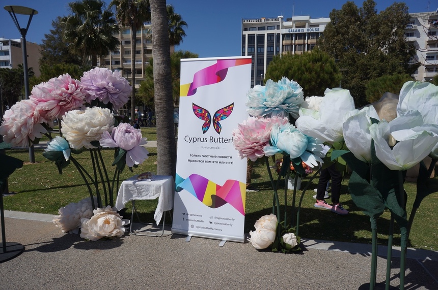 Редакция Cyprus Butterfly подарила жительницам Лимассола на 8 марта сотни роз: фото 9