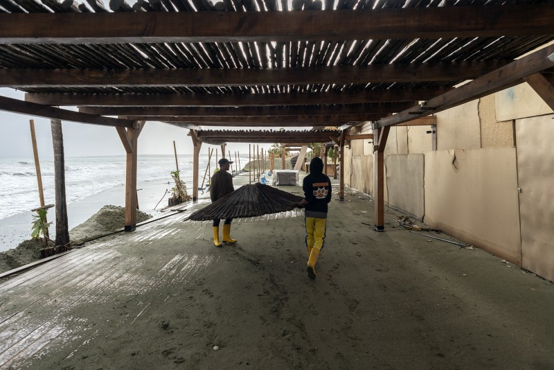 Рестораны на берегу Лимассола ушли под воду: фото 2