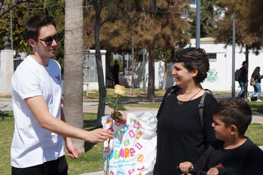 Редакция Cyprus Butterfly подарила жительницам Лимассола на 8 марта сотни роз: фото 21