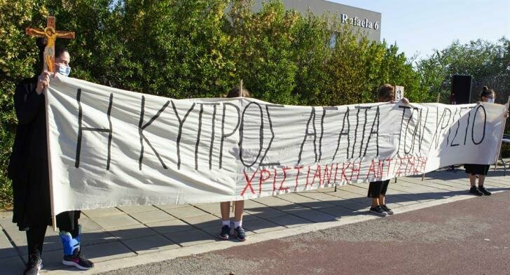 На Кипре снова прошли протесты против «сатанинской песни» на Евровидении-2021: фото 3