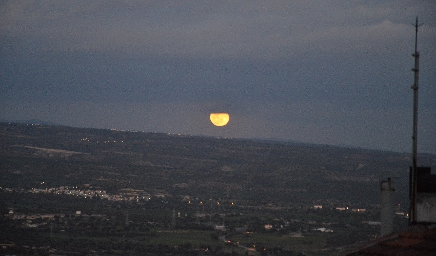 Большая снежная Луна взошла над Кипром: фото 8