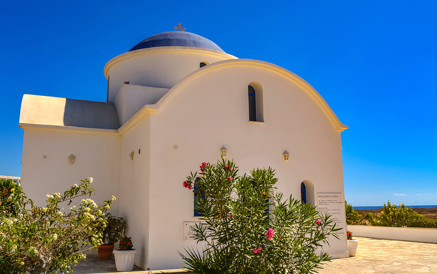 Небольшой белоснежный храм Святого Николая в Като Пафосе: фото 14