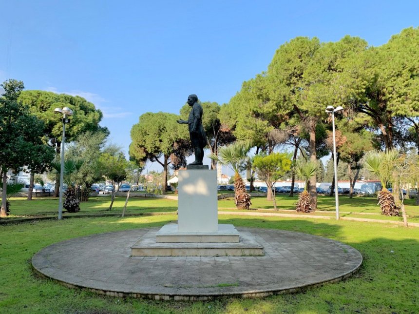 Памятник в Ларнаке Павлосу Лиасидису — одному из топовых поэтов Кипра: фото 2