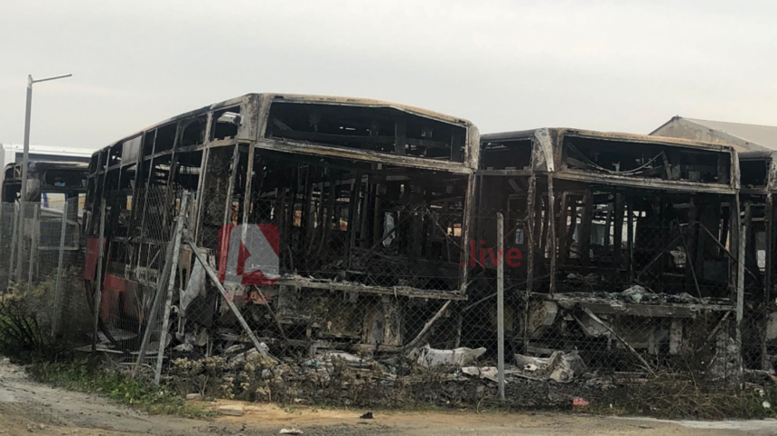 На автостоянке в Арадиппу сгорели дотла 8 автобусов : фото 2