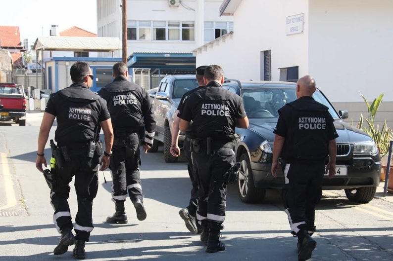 Трёх офицеров полиции Кипра обвиняют в организации секс-рабства: фото 4