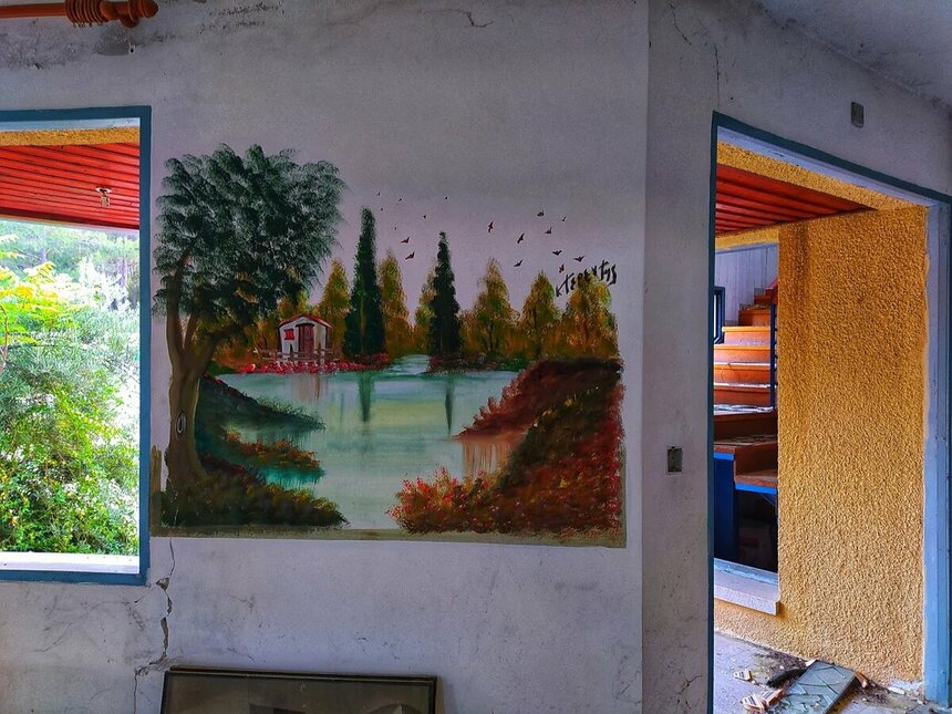 Картина на стене в заброшенном отеле