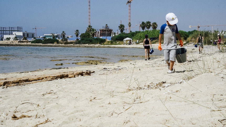 В ходе уборки пляжа на Кипре активисты собрали 72 килограмма мусора: фото 3