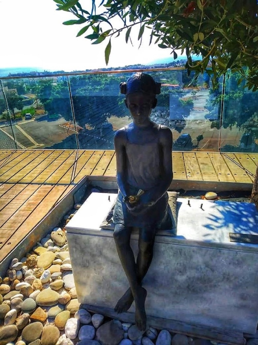 Бронзовая скульптура девочки с воробьем в Пафосе: фото 9