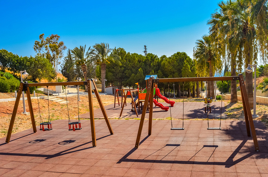 Отдых в тени кипрской сосны: парк с красочной детской площадкой в деревне Куклия на Кипре: фото 9