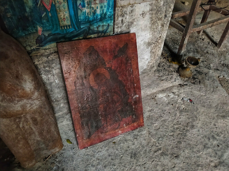 Старая икона стоящая на полу в пещере
