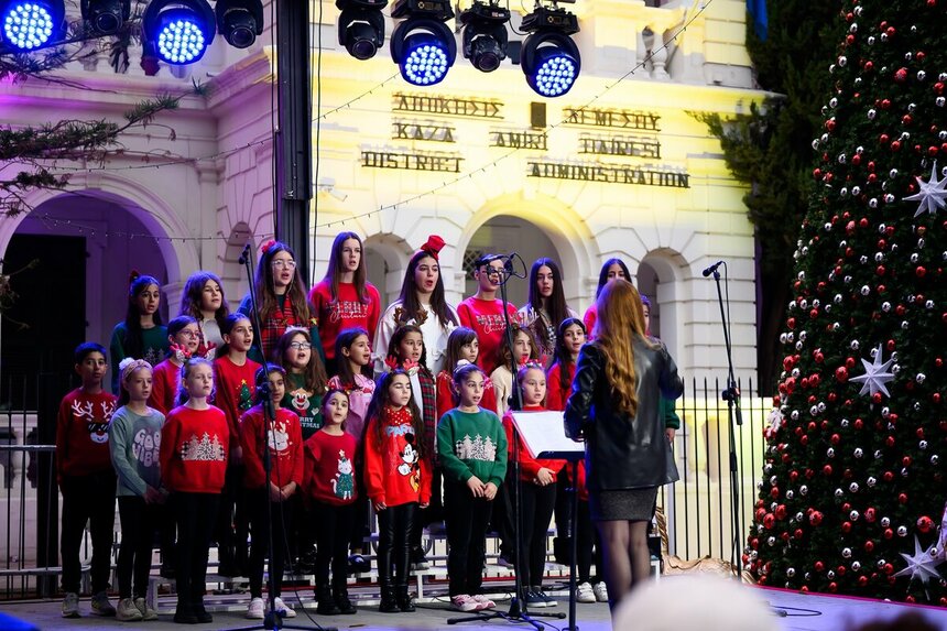 В Лимассоле зажглась главная елка города: фото 3