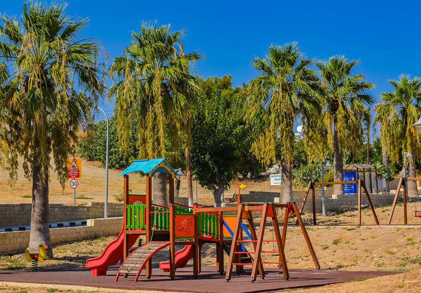 Отдых в тени кипрской сосны: парк с красочной детской площадкой в деревне Куклия на Кипре: фото 7