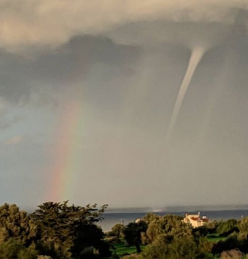 У берегов Кипра вновь появилось торнадо: на этот раз с радугой: фото 7